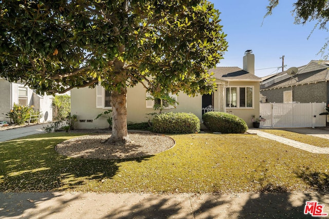 view of front of property featuring a front yard