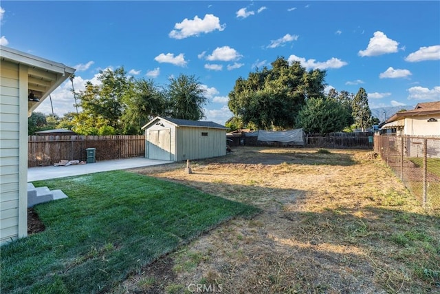 view of yard with an outdoor structure