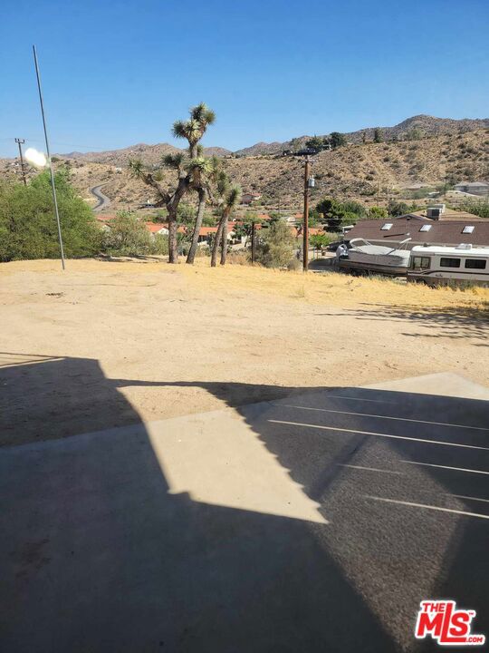 view of yard featuring a mountain view