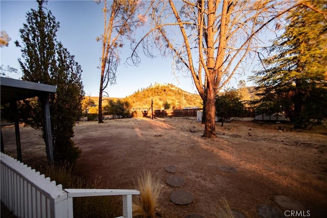 view of yard featuring a mountain view