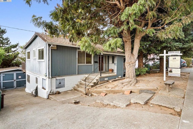 view of front facade featuring a storage shed