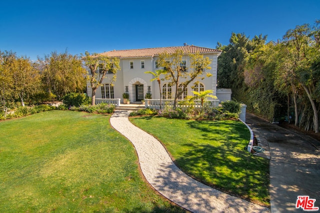 view of front of property featuring a front yard