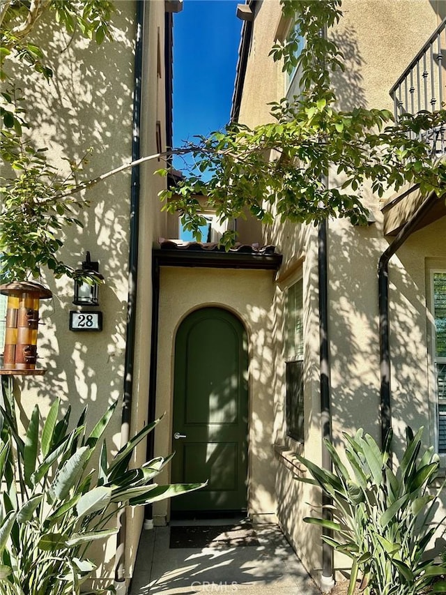 entrance to property with stucco siding