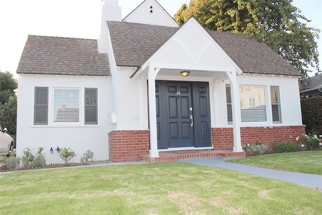 view of front facade with a front lawn