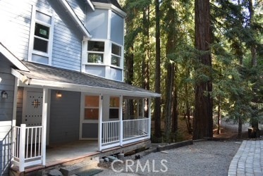 property entrance featuring a porch