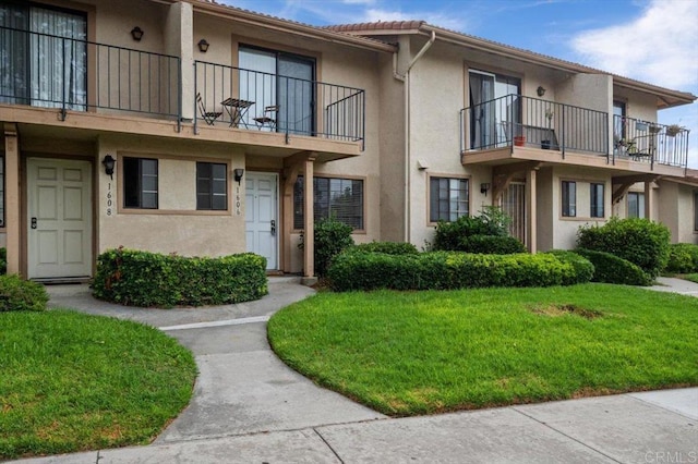 view of front of house featuring a front yard