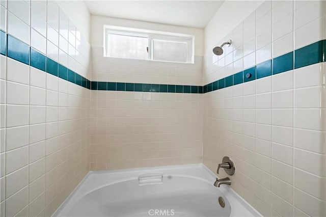 bathroom featuring tiled shower / bath