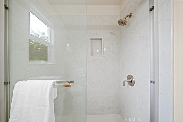 bathroom featuring tiled shower