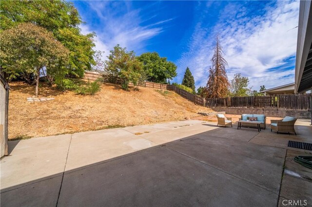 view of yard featuring an outdoor hangout area and a patio