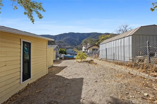 view of yard featuring a mountain view