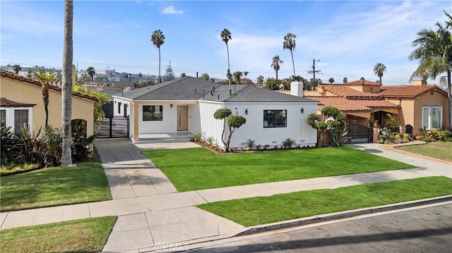 view of front of property featuring a front lawn