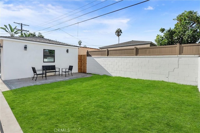 view of yard featuring a patio area