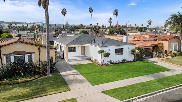 view of front of house featuring a front yard