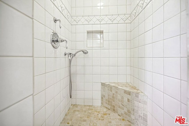 bathroom featuring a tile shower