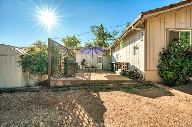 view of yard featuring a patio area