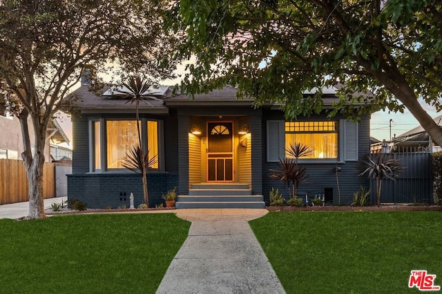 view of front of home featuring a front lawn