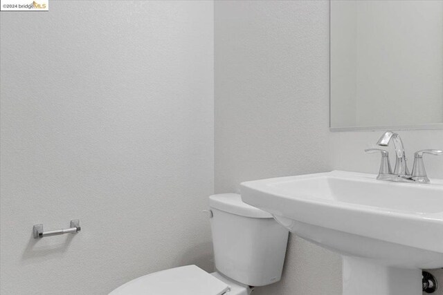 bathroom featuring toilet and sink