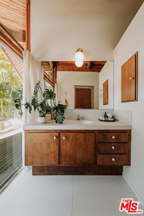 bathroom with backsplash and vanity