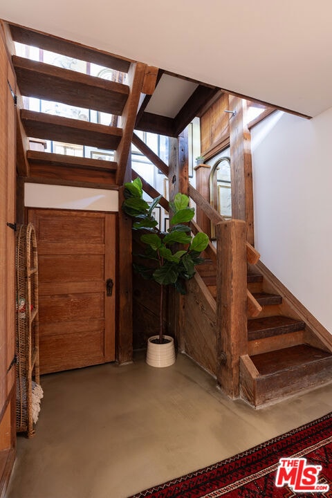 stairway featuring concrete flooring