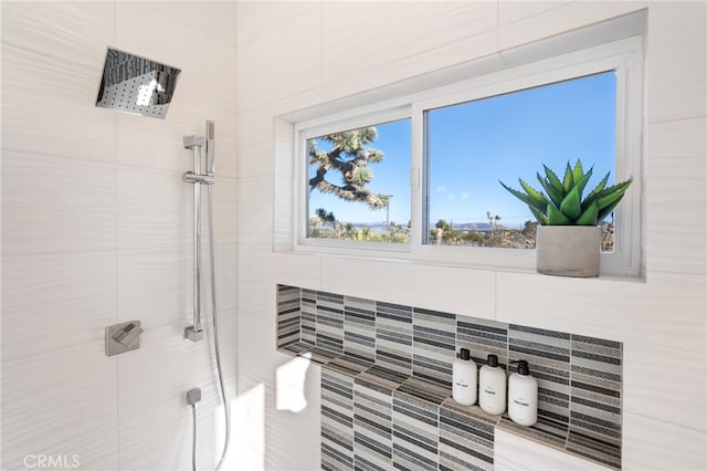 bathroom featuring a tile shower