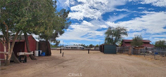 view of yard featuring a storage unit