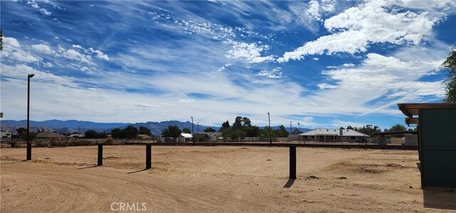 view of yard featuring a mountain view