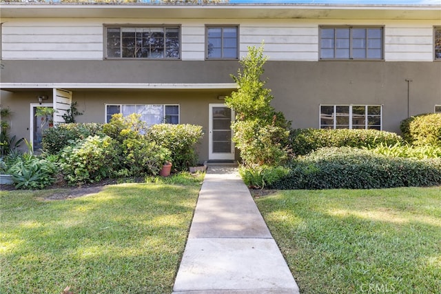 view of front of property with a front yard