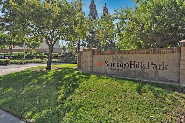 community sign with a lawn