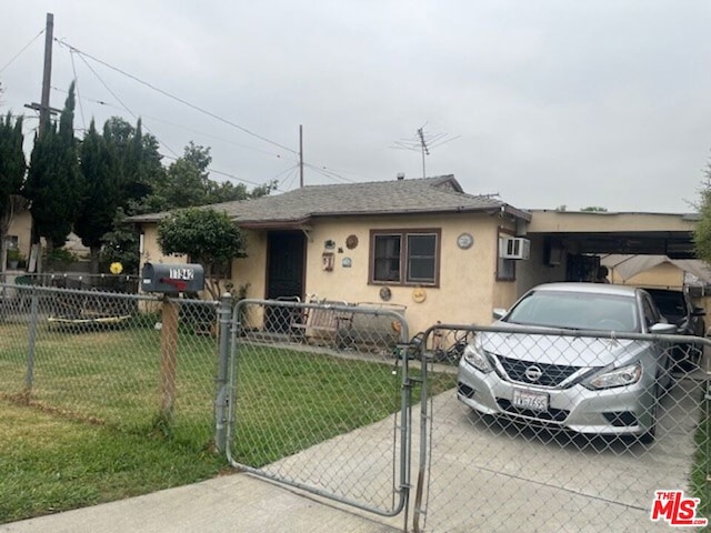 view of front of property with a front yard