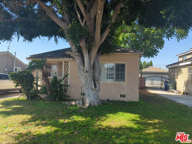 view of front of property featuring a front yard