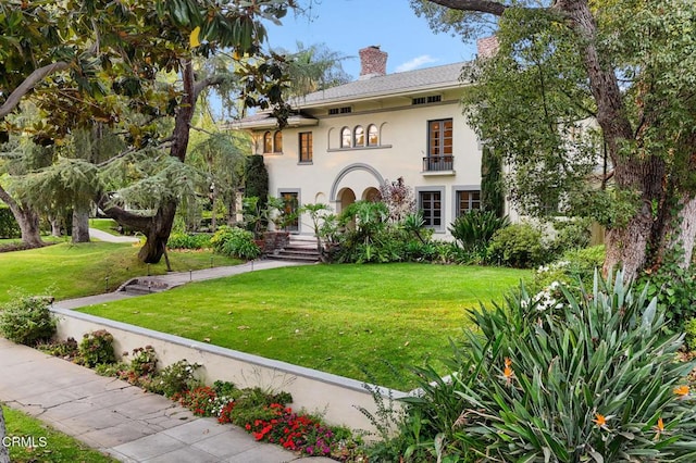 view of front of house with a front lawn