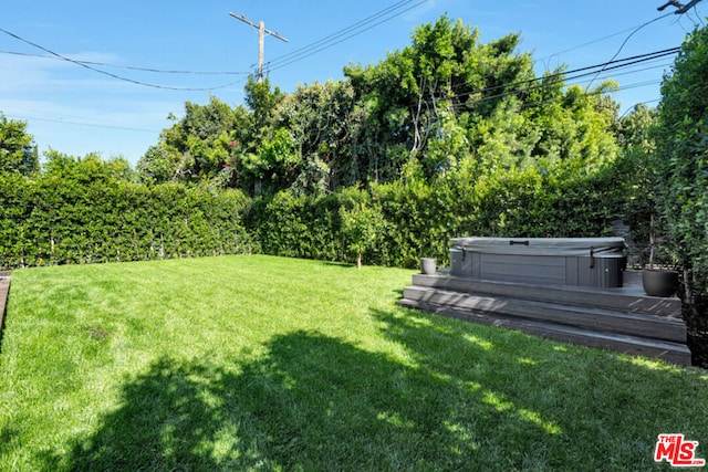 view of yard featuring a hot tub