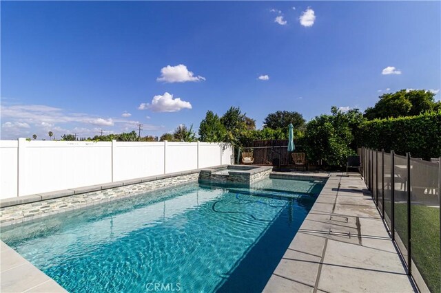 view of pool featuring an in ground hot tub