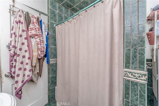 bathroom featuring a shower with curtain