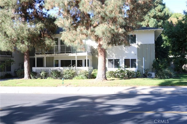 view of front facade featuring a front yard