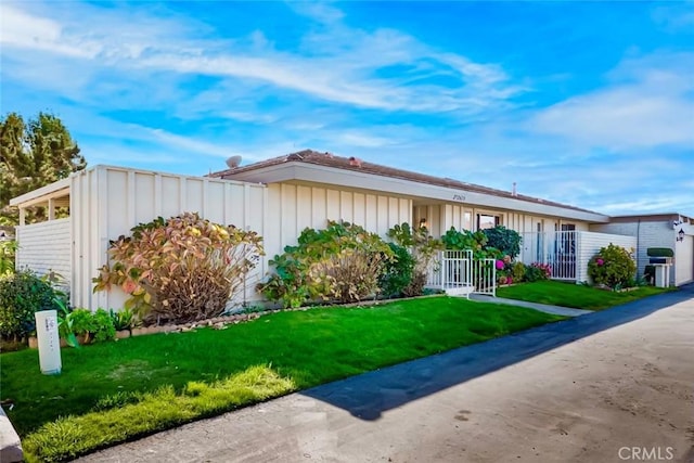 ranch-style house with a front yard