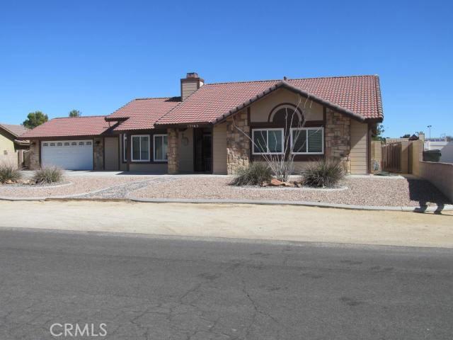 single story home featuring a garage