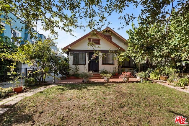 view of front of property with a front yard