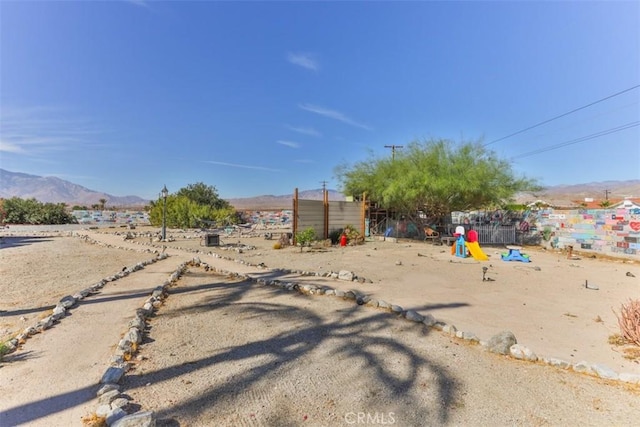 view of yard featuring a mountain view