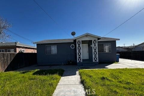 bungalow-style house featuring a front lawn