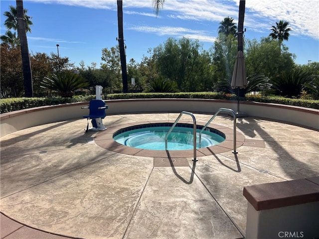 view of pool featuring an in ground hot tub