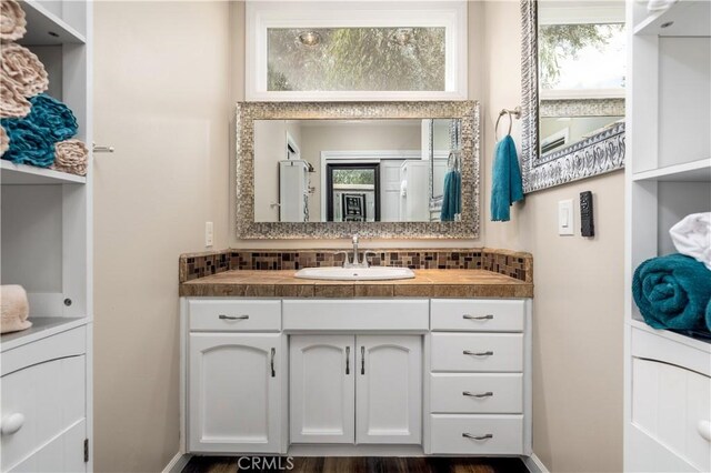 bathroom with decorative backsplash and vanity