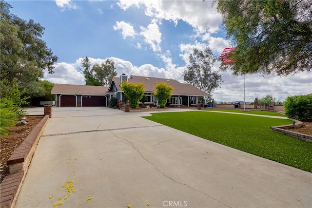 view of front of property featuring a front lawn and a garage