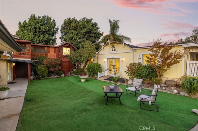 view of yard at dusk