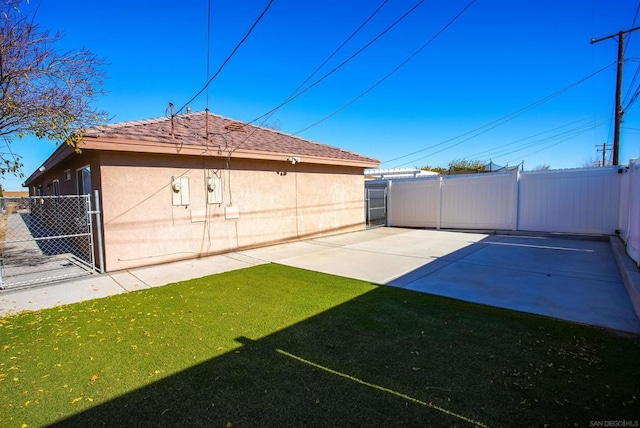 view of yard featuring a patio