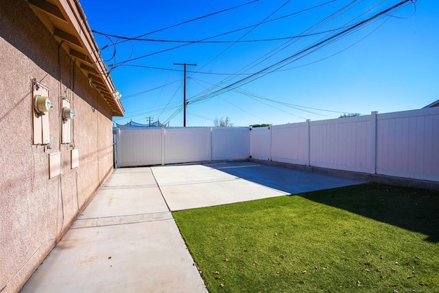 view of yard with a patio