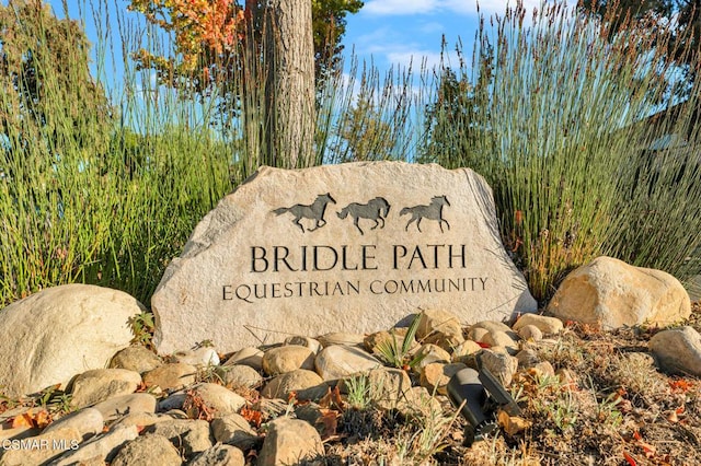 view of community / neighborhood sign