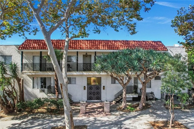 view of front of property featuring a balcony