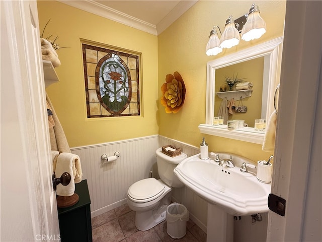 bathroom featuring toilet, crown molding, and tile patterned floors