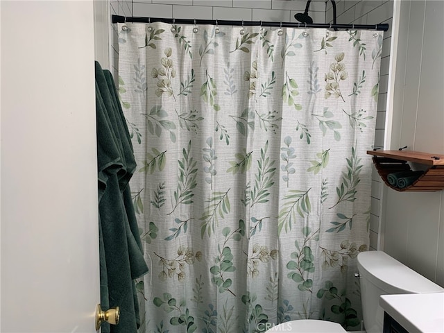 bathroom featuring a shower with shower curtain, vanity, and toilet